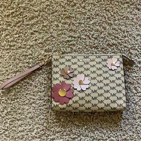 Michael Kors Handbags - Michael Kors wristlet